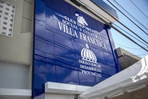 Abinader entrega techado Santo Cura Ars y el club Villa Francisca