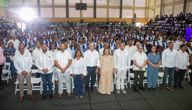 Abinader inaugura liceo en San Juan y encabeza graduación