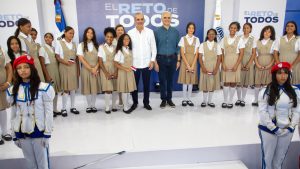 Abinader inaugura techado y asiste ordenación obispo en LV