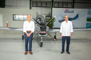 Abinader y Asfura conocen el ensamblaje de avión TS-7 Dulus