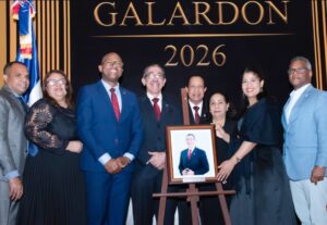Colegio Médico otorga a rector de la UASD su mayor distinción