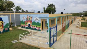 Defiende la libre competencia; destaca avances en educación