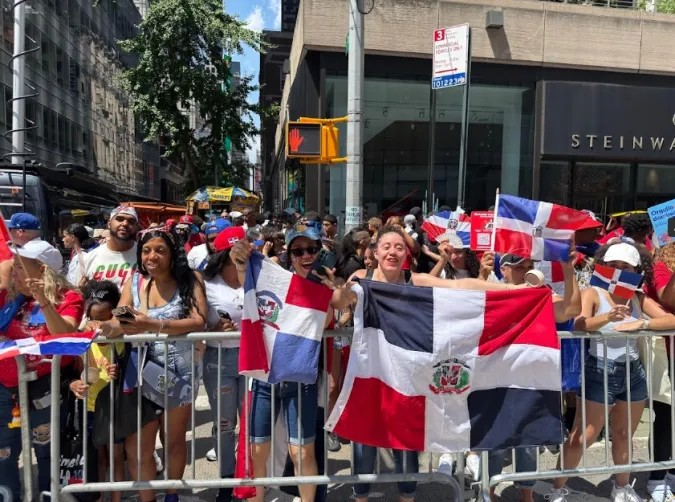 Desfile Dominicano tiñe Sexta Avenida de azul, rojo y blanco