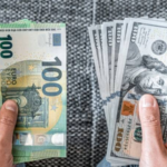 Dólar bajó 31 cts. y euro subió; eran vendidos a .74 y .99