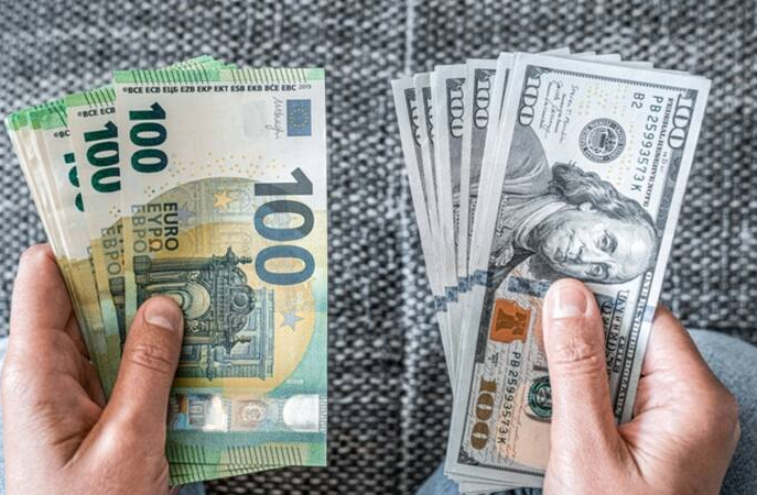 Dólar bajó 31 cts. y euro subió; eran vendidos a .74 y .99