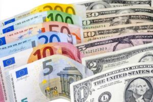 Dólar bajó 38 cts. y era vendido a .36; el euro sigue a .99