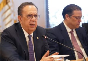 Funcionarios y ejecutivos de la banca evalúan economía de RD