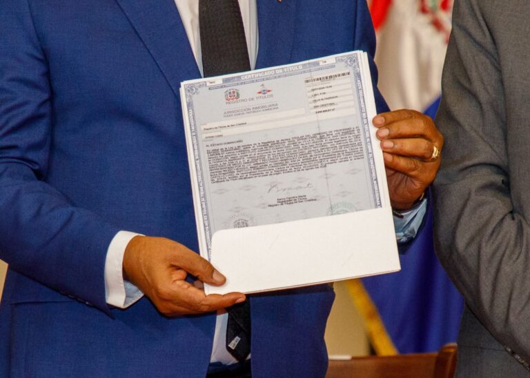 Gobierno entrega de títulos de parques nacionales al Estado