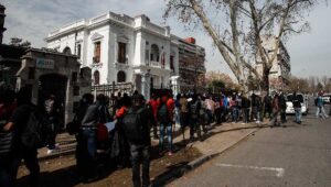 Haitianos protestan ante embajada de su país en Chile