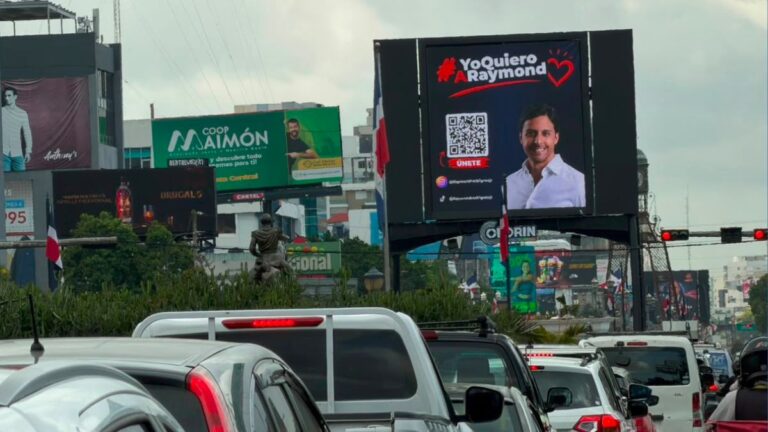 ¿TÚ TAMBIÉN LA VISTE? Las vallas de Raymond Rodríguez generan conversación en Santo Domingo