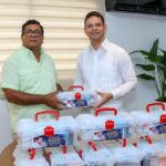 Presidente del Concejo de Regidores entrega botiquines para el Campamento de Verano «Tío Junior» en Los Alcarrizos.
