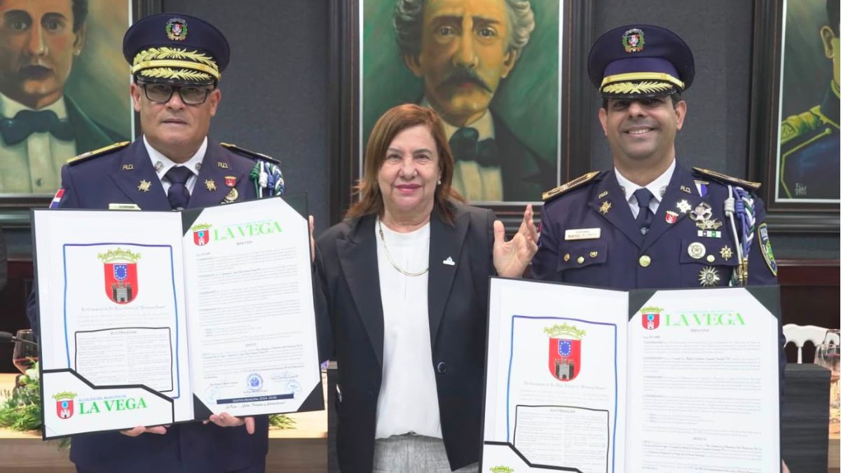 Alcaldía de La Vega distingue como hijos adoptivos y meritorios al general Juan Pablo Ferreira Verás y al coronel Rafael Guillermo Guzmán Chomalí
