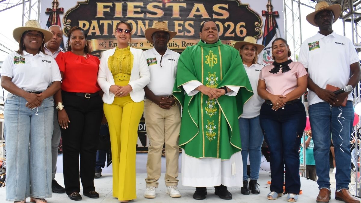 San Luis inicia sus Fiestas Patronales 2026 con un desfile encabezado por la Alcaldesa y el Padre Silva