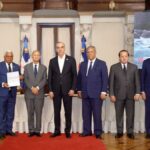 Abinader entrega seis títulos de propiedad de parques nacionales Loma Novillero y Montaña La Humeadora