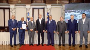 Abinader entrega seis títulos de propiedad de parques nacionales Loma Novillero y Montaña La Humeadora