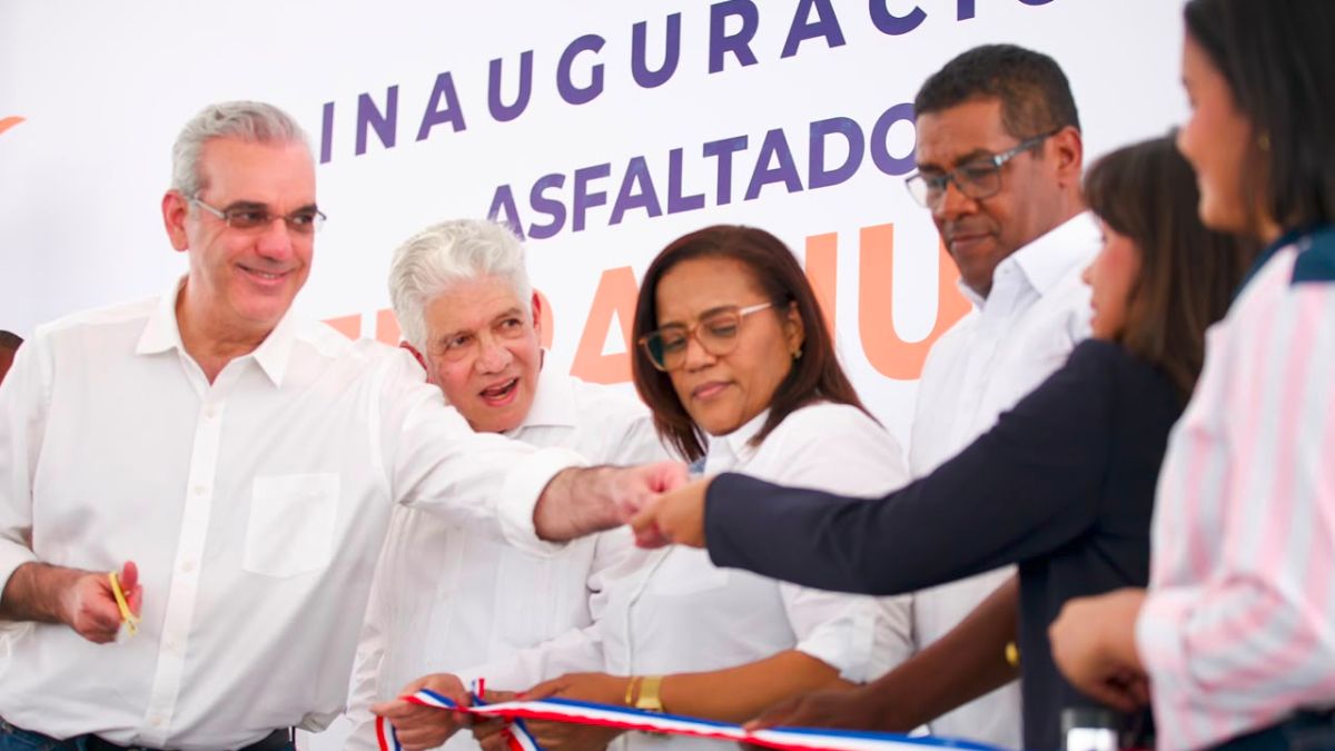 Presidente Abinader inaugura puente sobre río Penitente en Boca de Cachón uniendo comunidades históricamente aisladas; impacta a más de 11,750 personas