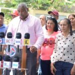 La distancia mata la inocuidad”: padres de Rancho Arriba reclaman suplidores locales para el almuerzo escolar