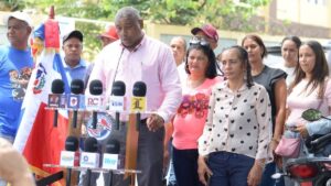 La distancia mata la inocuidad”: padres de Rancho Arriba reclaman suplidores locales para el almuerzo escolar