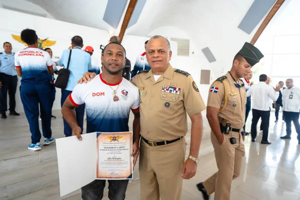 Ministerio Defensa reconoce a medallistas JCC de FFAA y la PN