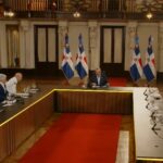 Presidente y otros funcionarios en rueda prensa desde Palacio