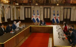 Presidente y otros funcionarios en rueda prensa desde Palacio