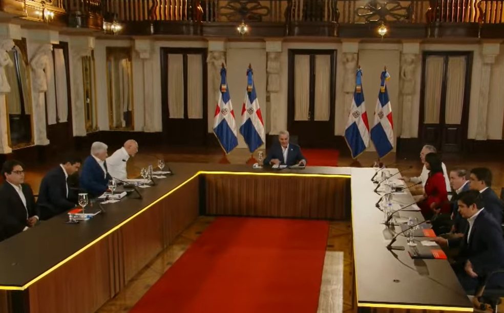 Presidente y otros funcionarios en rueda prensa desde Palacio