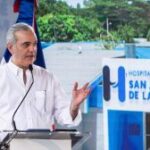 Abinader entrega 1,750 títulos; destaca inversión sector salud