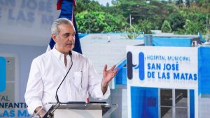 Abinader entrega 1,750 títulos; destaca inversión sector salud Abinader entrega 1,750 títulos; destaca inversión sector salud
