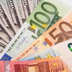 Dólar bajó 27 cts. y el euro 31; eran vendidos a .96 y .85