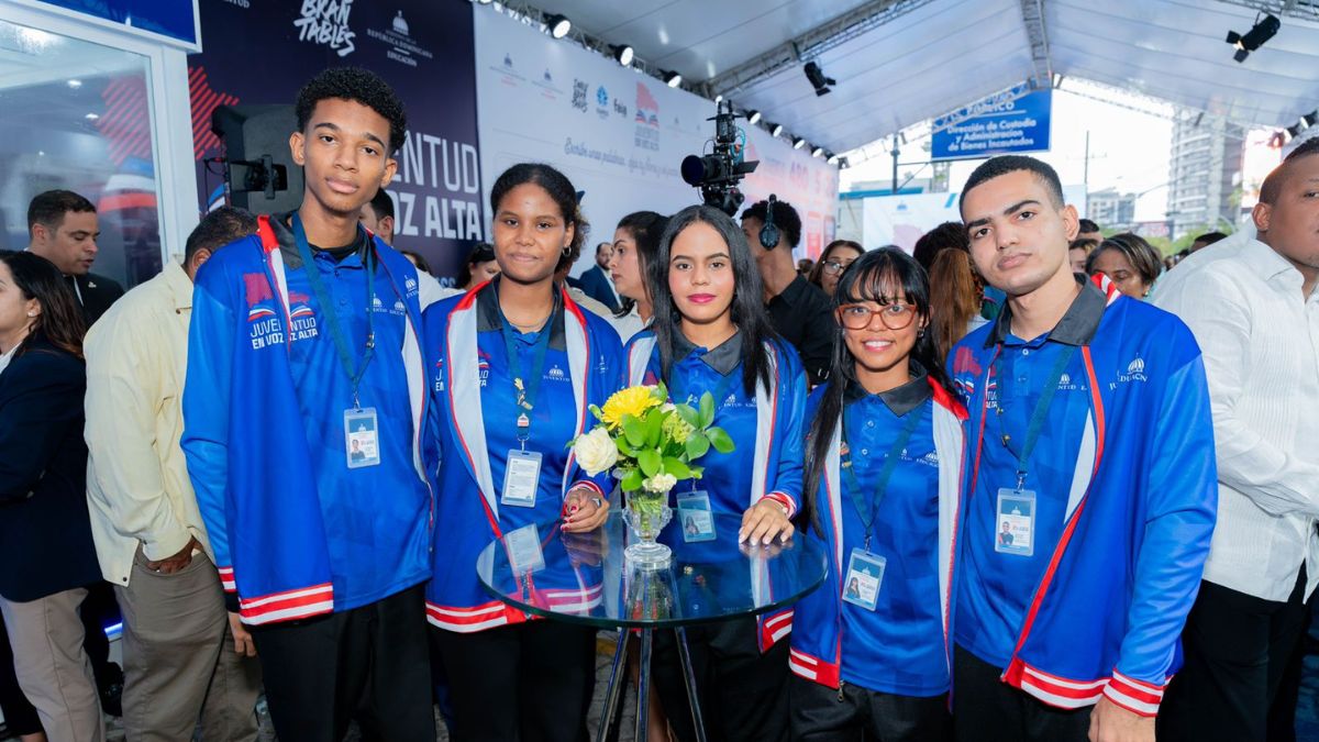 Cinco jóvenes dominicanos asumen el reto de recuperar un Récord Guinness de lectura en voz alta Cinco jóvenes dominicanos asumen el reto de recuperar un Récord Guinness de lectura en voz alta