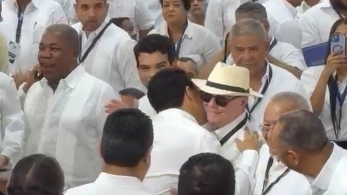 Hipólito y David se saludan con cariño y beso Hipólito y David se saludan con cariño y beso