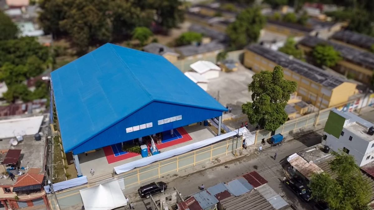 Presidente Abinader inaugura techado de centro educativo en Cambita en beneficio de 700 estudiantes y toda la municipalidad