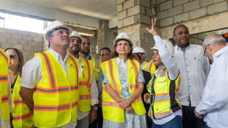 Vicepresidenta Raquel Peña supervisa construcción del Hospital Traumatológico Luis L. Bogaert en Mao