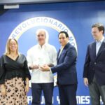 Abinader destaca importancia de Escuela de Formación del PRM y pide a Manuel Conde permanecer en el cargo