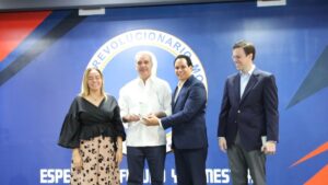 Abinader destaca importancia de Escuela de Formación del PRM y pide a Manuel Conde permanecer en el cargo