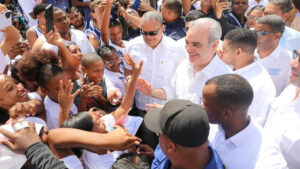 Abinader retoma agenda nacional con entrega de obras y títulos de propiedad