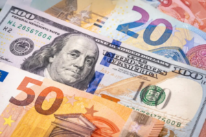 Dólar sube 40 cts. y era vendido a .09; el euro bajó a .22