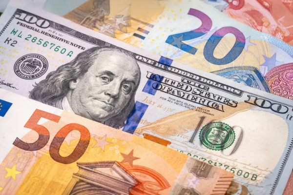 Dólar sube 40 cts. y era vendido a .09; el euro bajó a .22
