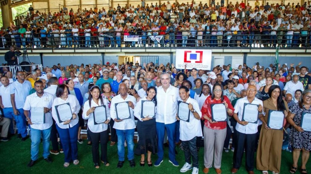 Presidente Abinader entrega 1,500 títulos que dan seguridad jurídica a 6,000 personas en El Almirante II y protegen el patrimonio de sus familias