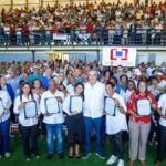 Presidente Abinader entrega 1,500 títulos que dan seguridad jurídica a 6,000 personas en El Almirante II y protegen el patrimonio de sus familias