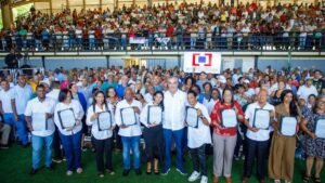 Presidente Abinader entrega 1,500 títulos que dan seguridad jurídica a 6,000 personas en El Almirante II y protegen el patrimonio de sus familias