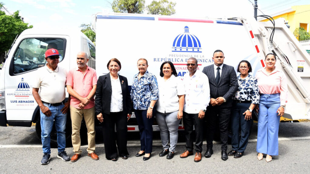 La Vega recibe nuevo camión recolector de desechos sólidos donado por el presidente Luis Abinader