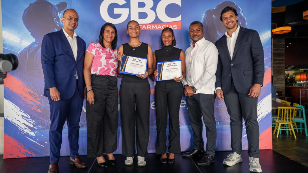 Raymond Rodríguez y Fundación GBC entregan becas deportivas universitarias a las atletas Crismeily y Crismil Paniagua