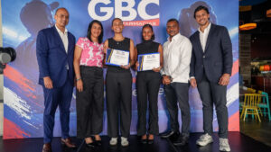 Raymond Rodríguez y Fundación GBC entregan becas deportivas universitarias a las atletas Crismeily y Crismil Paniagua